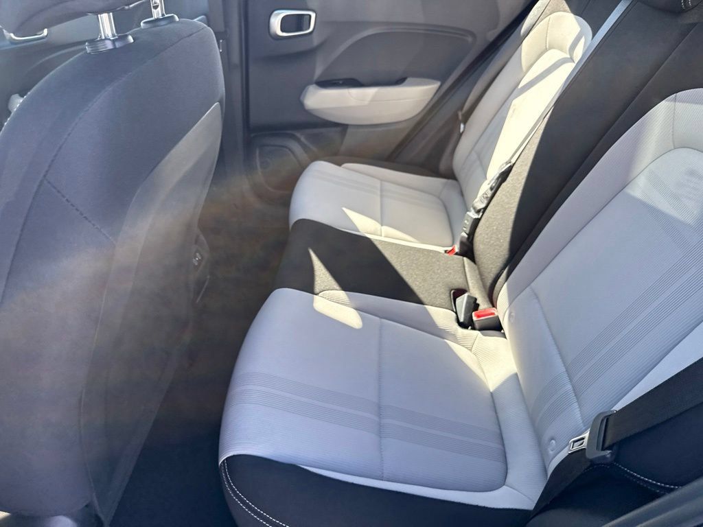 Used 2025 Hyundai Venue SEL FWD image 11