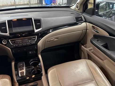 Used 2017 Honda Pilot Touring image 40