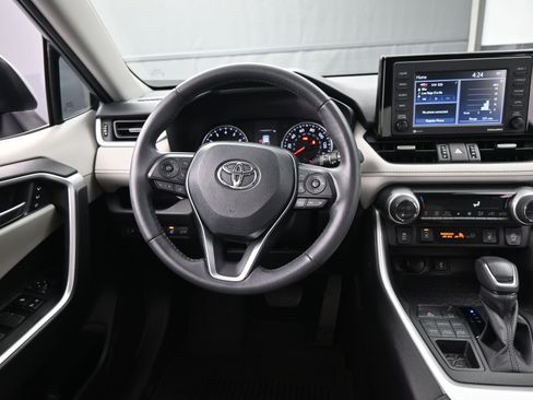 Used 2021 Toyota RAV4 XLE Premium image 13