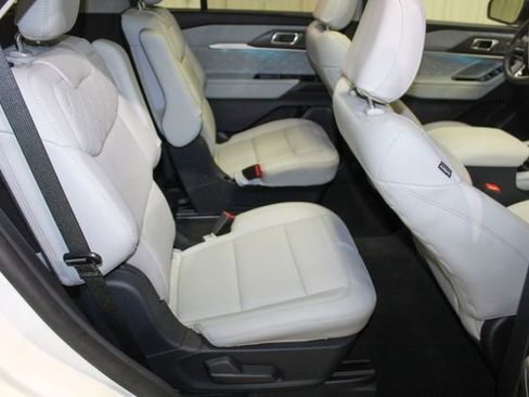 Used 2025 Ford Explorer Platinum w/ Ultimate Package image 19