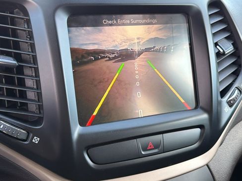 Used 2017 Jeep Cherokee Trailhawk image 16