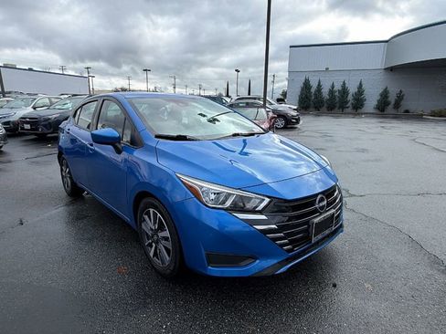 Used 2023 Nissan Versa SV image 2