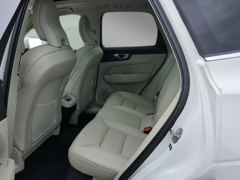 Used 2022 Volvo XC60 B5 Momentum w/ Protection Package Premier image 12