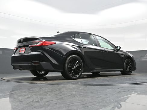 Used 2025 Toyota Camry SE image 30