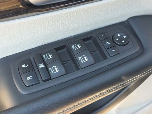 Used 2024 Chrysler Pacifica Limited image 24