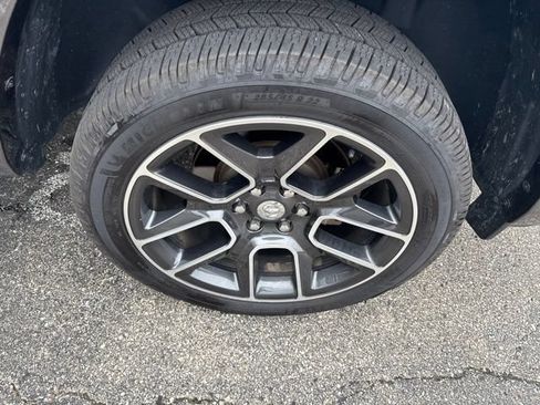Used 2019 RAM 1500 Laramie AWD/4WD image 16