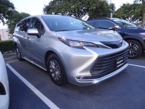 Used 2024 Toyota Sienna XLE FWD image 3