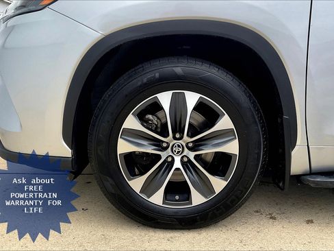Used 2022 Toyota Highlander XLE AWD/4WD image 11