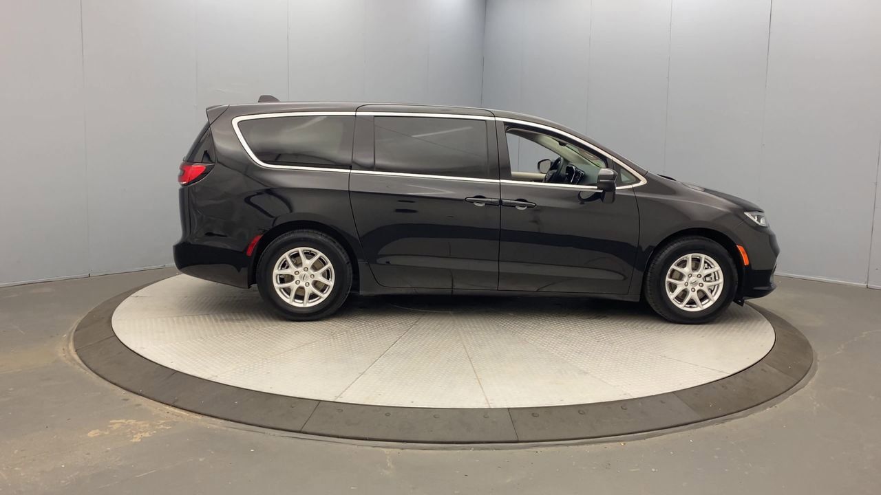Used 2023 Chrysler Pacifica Touring-L FWD image 6