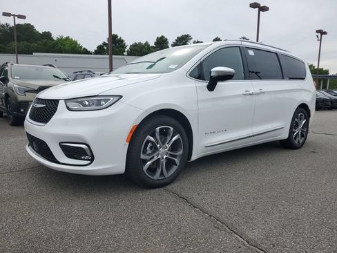 New 2026 Chrysler Pacifica Pinnacle w/ Trailer Tow Group FWD image 3