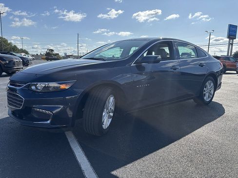 Used 2018 Chevrolet Malibu LT w/ Leather Package FWD image 2