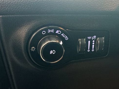 Used 2018 Jeep Compass Latitude w/ Popular Equipment Group FWD image 11