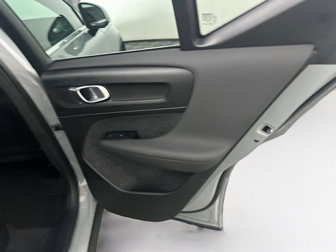 Used 2025 Volvo XC40 B5 Core image 31