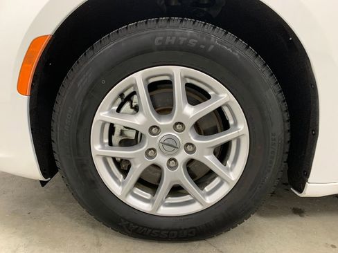 Used 2022 Chrysler Pacifica Touring-L image 2