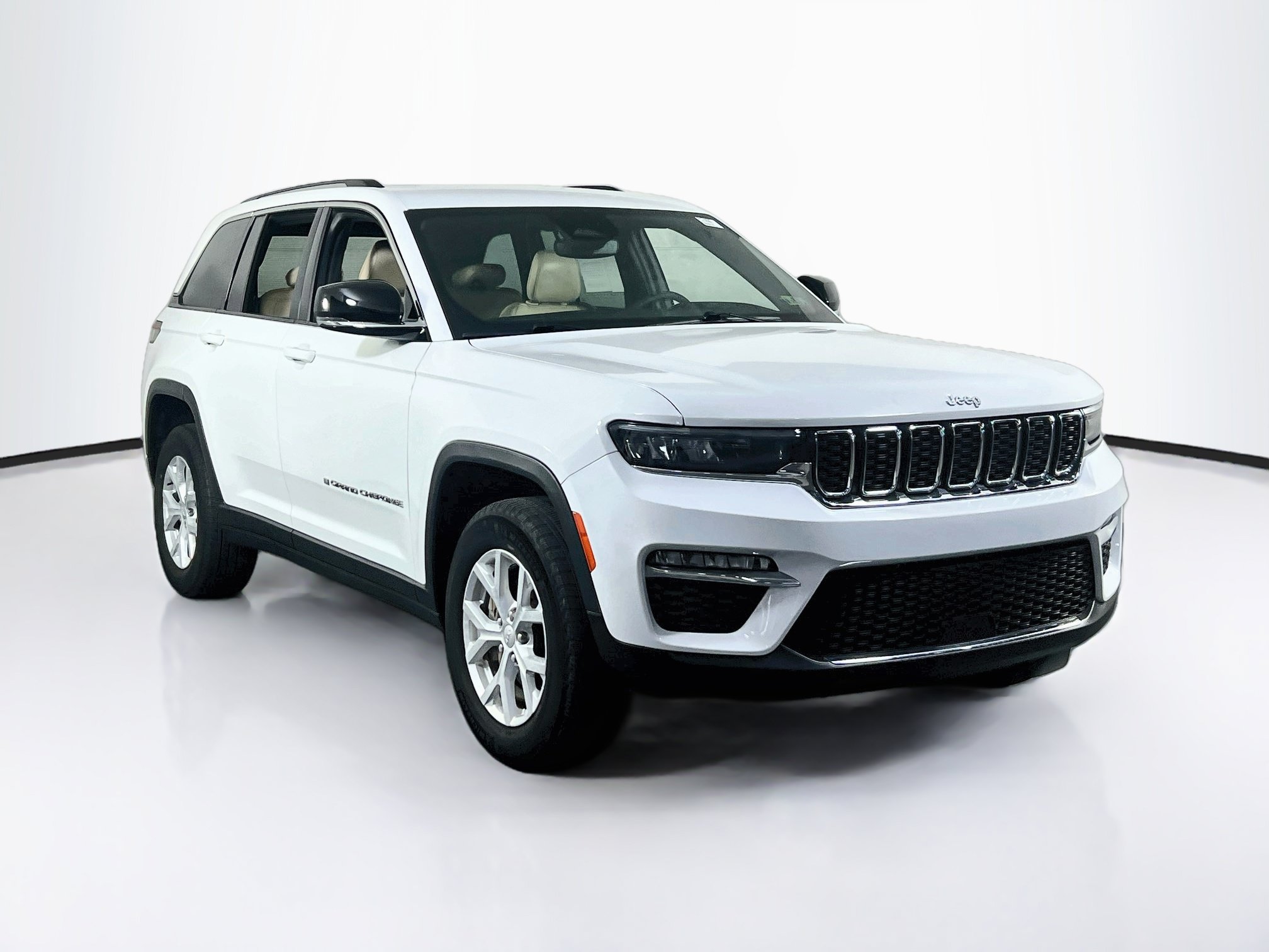 Used 2023 Jeep Grand Cherokee Limited AWD/4WD image 3