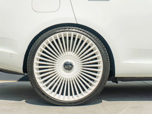 Used 2025 Land Rover Range Rover SE image 32