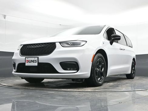 Used 2024 Chrysler Pacifica Limited FWD image 51