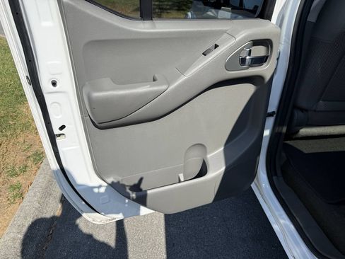 Used 2011 Nissan Frontier SV AWD/4WD image 25