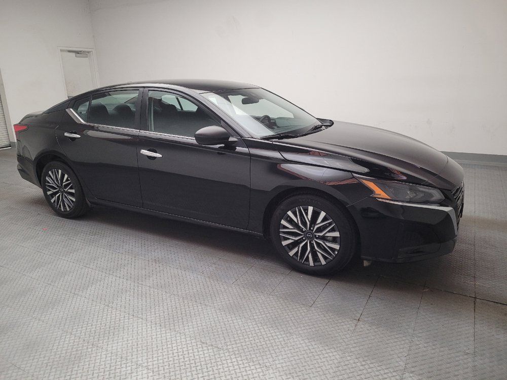Used 2025 Nissan Altima 2.5 SV FWD image 11