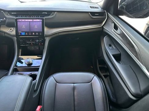 Used 2025 Jeep Grand Cherokee Limited RWD image 13
