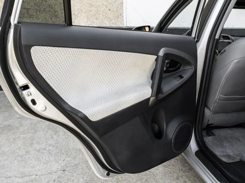 Used 2014 Toyota RAV4 EV FWD image 43