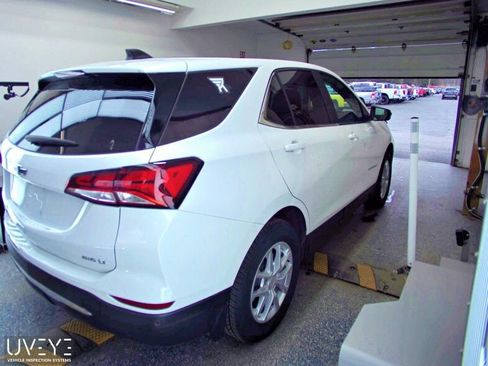 Used 2023 Chevrolet Equinox LT AWD/4WD image 2