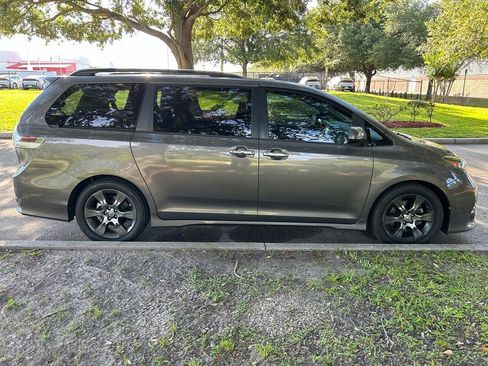 Used 2016 Toyota Sienna SE FWD image 7