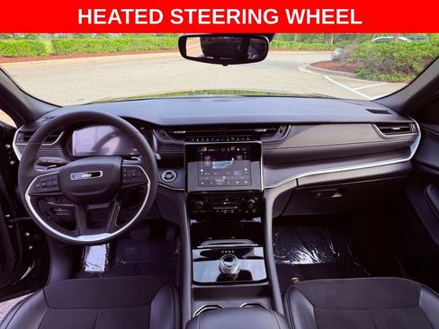 Used 2023 Jeep Grand Cherokee Altitude RWD image 10