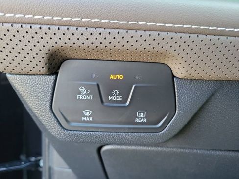 Used 2025 Volkswagen Atlas SEL image 24