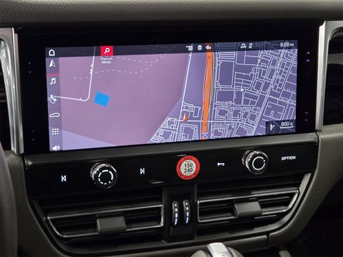 Used 2025 Porsche Macan image 22