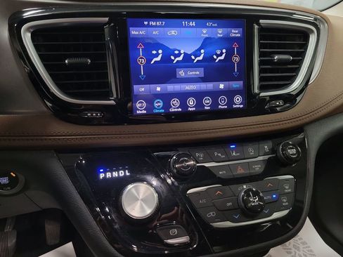 Used 2018 Chrysler Pacifica Limited w/ Tire & Wheel Group image 15