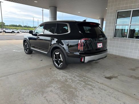 Used 2024 Kia Telluride EX w/ EX Captain's Chair Package AWD/4WD image 3