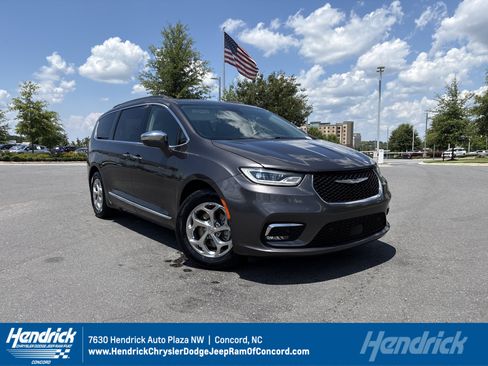 Used 2022 Chrysler Pacifica Limited FWD image 1