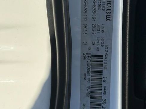 Used 2016 Jeep Grand Cherokee SRT image 19