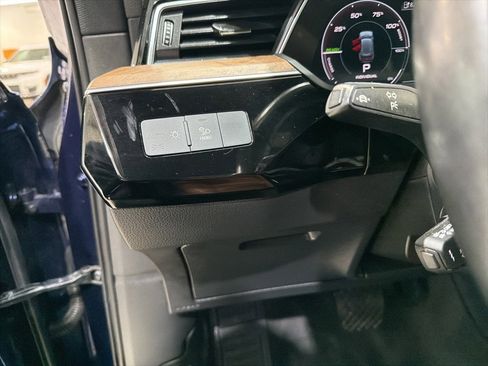 Used 2022 Audi e-tron Premium w/ Convenience Plus Package image 14