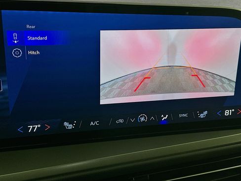 Used 2025 Chevrolet Traverse LT image 23