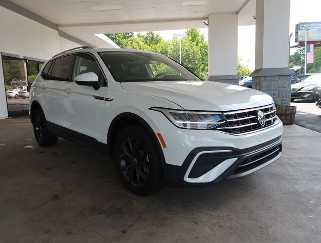 Used 2023 Volkswagen Tiguan SE AWD/4WD image 3