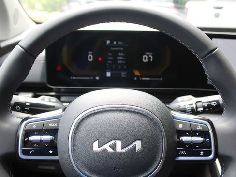 New 2025 Kia Carnival EX image 35