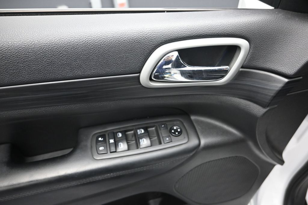 Used 2021 Jeep Grand Cherokee Laredo X RWD image 10