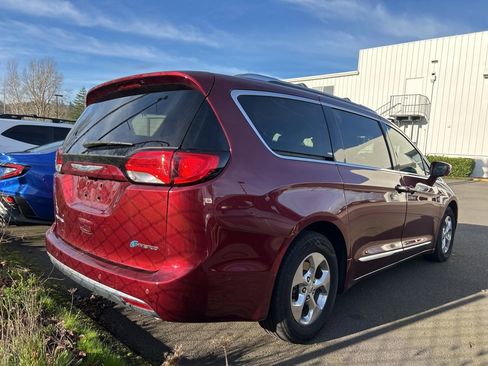 Used 2018 Chrysler Pacifica Limited w/ Advanced Safetytec Group image 2