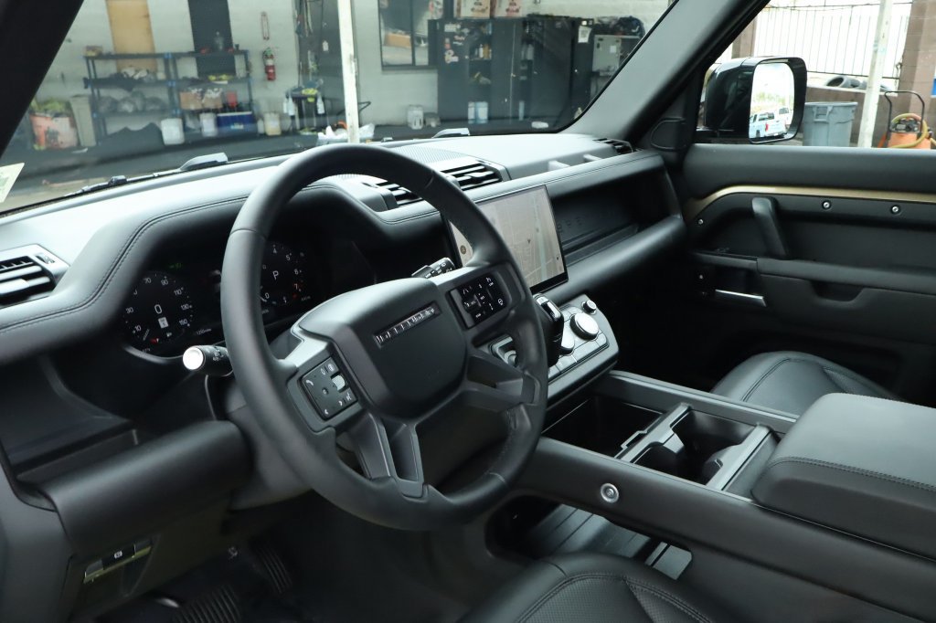 Used 2025 Land Rover Defender 110 X-Dynamic SE AWD/4WD image 17