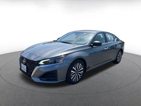 Used 2025 Nissan Altima 2.5 SV FWD image 3