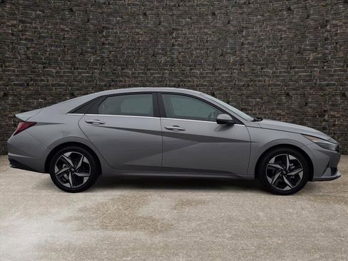 Used 2023 Hyundai Elantra Limited image 3