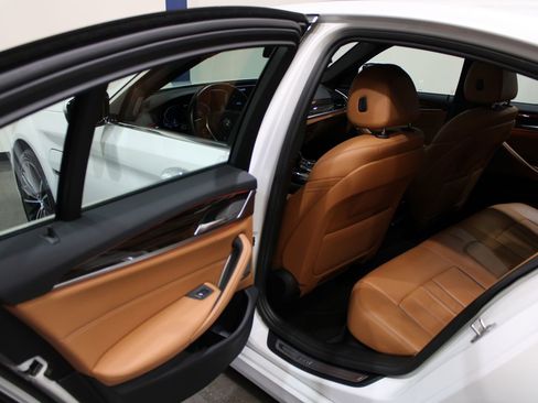 Used 2022 BMW 530e w/ Premium Package image 14