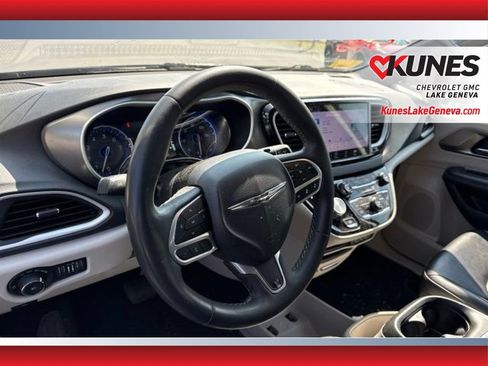 Used 2023 Chrysler Pacifica Touring-L FWD image 17