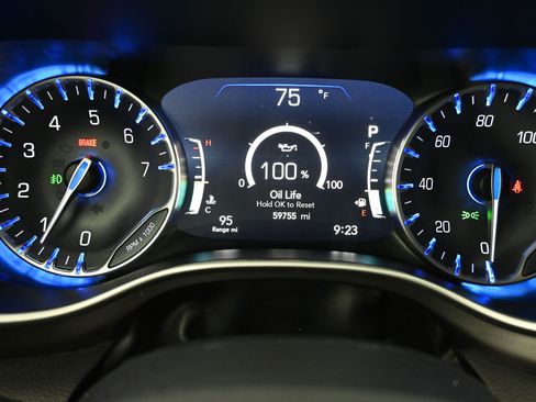 Used 2024 Chrysler Pacifica Touring-L FWD image 18