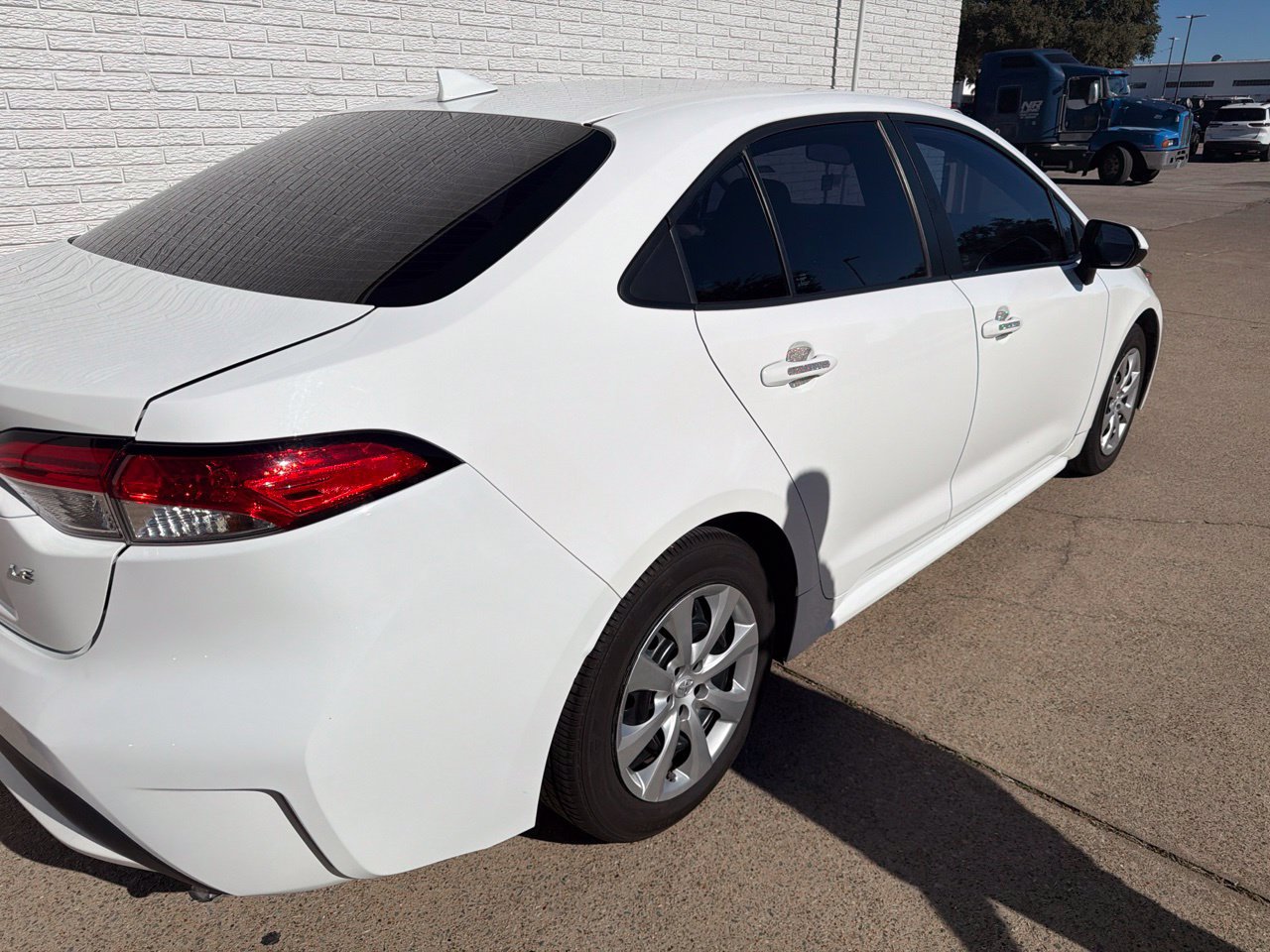 Used 2022 Toyota Corolla LE FWD image 3