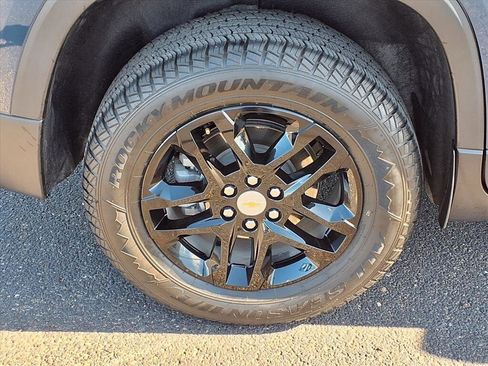 Used 2023 Chevrolet Traverse LS image 9