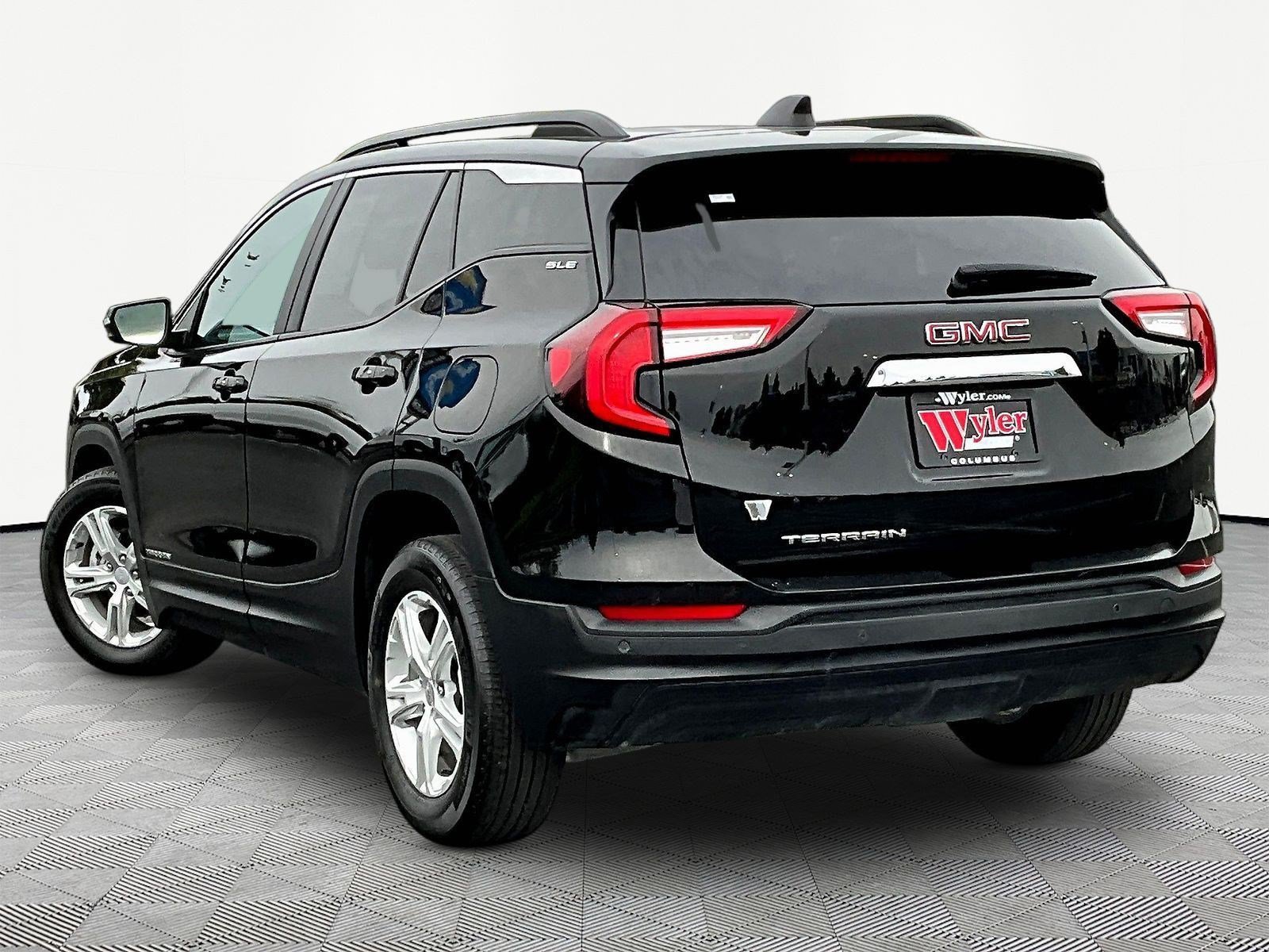 Used 2024 GMC Terrain SLE w/ Driver Convenience Package FWD image 4
