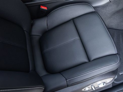 Certified 2026 Porsche Macan Turbo AWD/4WD image 44